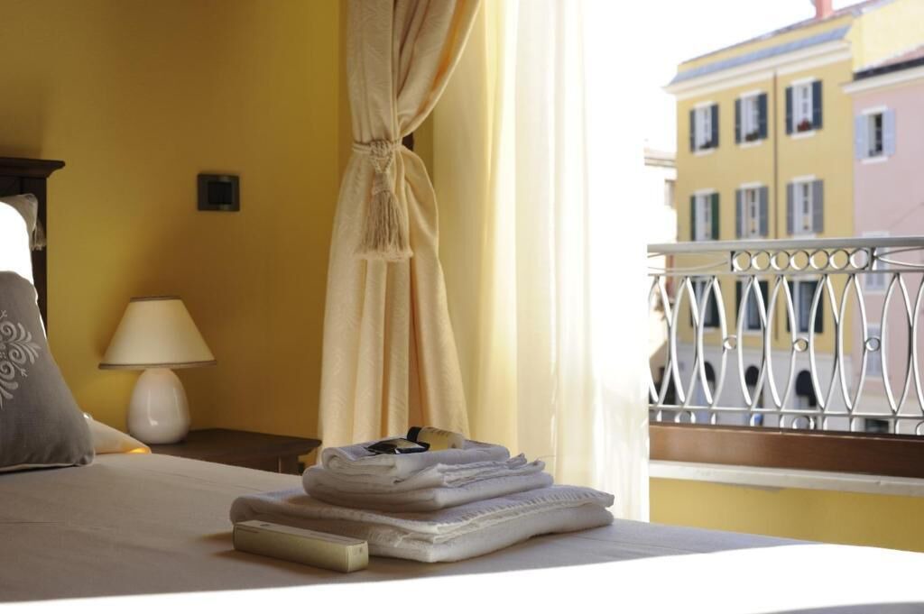 Santa Caterina House | Piazza Azuni 18 Guesthouse