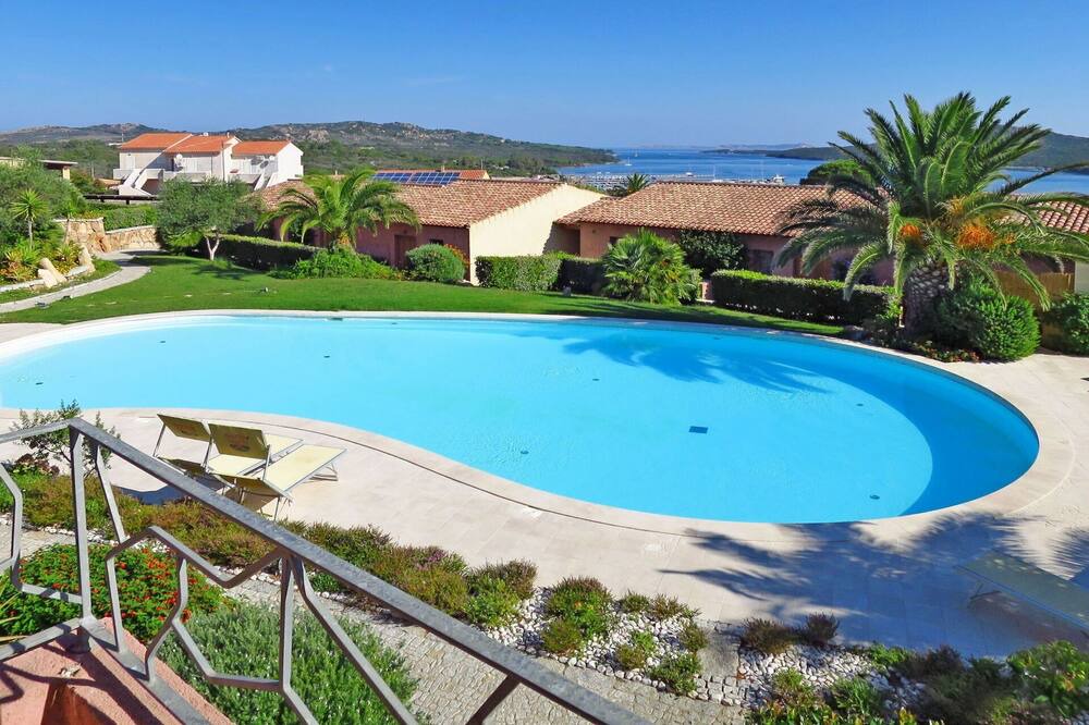 Porto Pozzo Apartment | Lovely apartment for 4 guests with pool, WIFI, A/C, terrace, pets allowed and parking