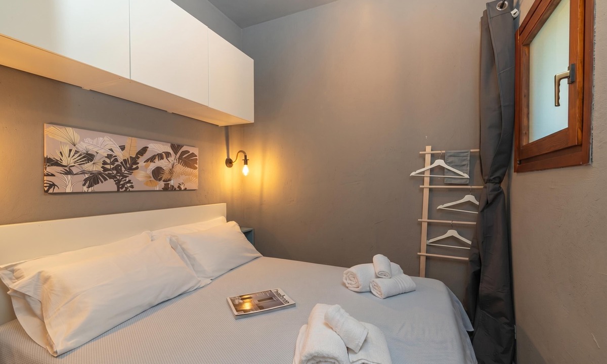Portisco Apartment | White Sand House