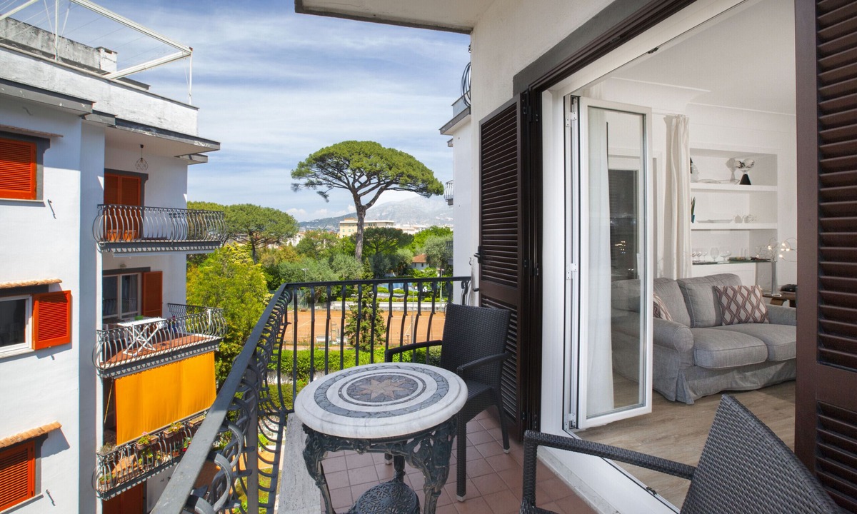 Sorrento Historic Centre Apartment | AMORE RENTALS - Carmela Apartment with Shared Pool and Air Conditioning