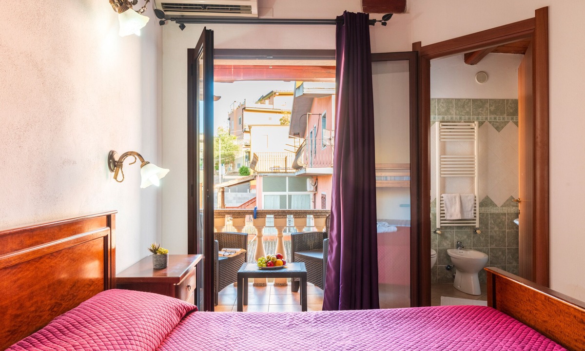 Bari Sardo Apartment | Room 'Girasole' with Balcony, Wi-Fi and Air Conditioning