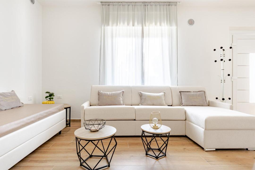 Marano Villa | Villa with 5 Bedrooms and 5 Bathrooms Wi-Fi & Private Parking - P r a t u r e c c i Group