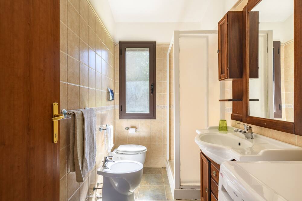 Photo of Bathroom in Elini