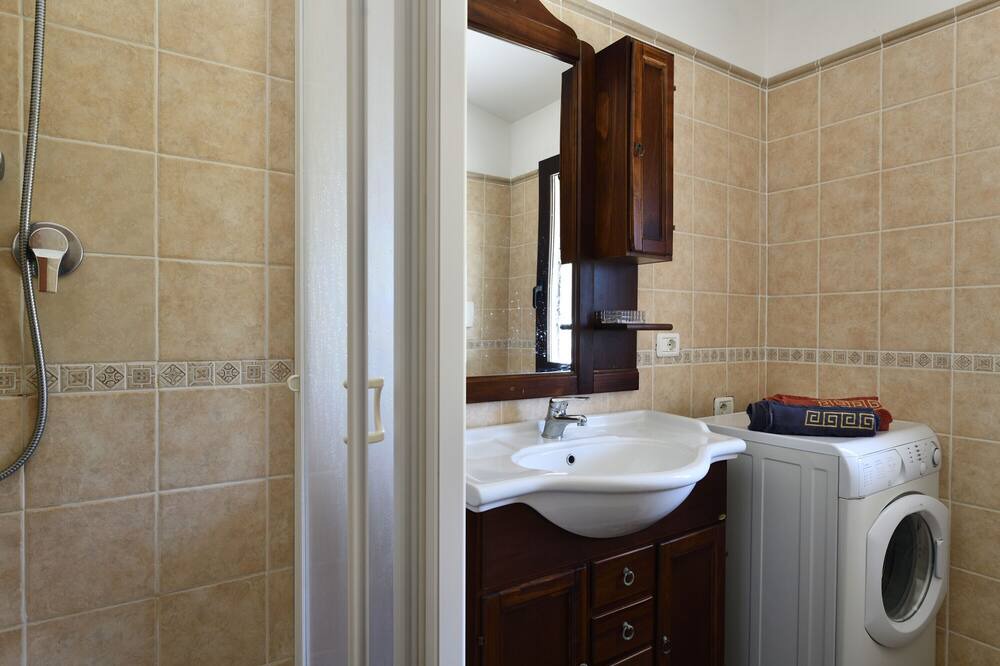 Photo of Bathroom in Elini