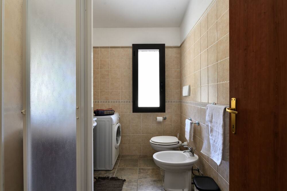 Photo of Bathroom in Elini