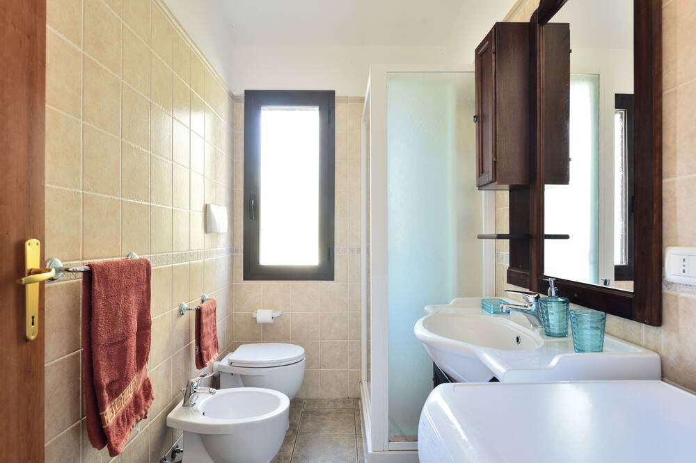 Photo of Bathroom in Elini