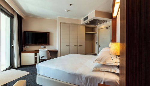 Room, 1 King Bed, Non Smoking, Balcony (Corner)