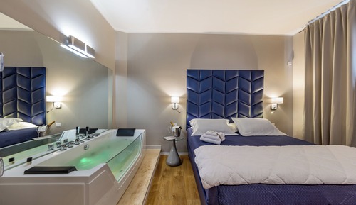 Design Double Room, Hot Tub