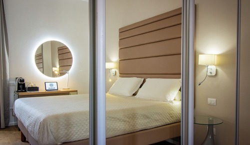 Deluxe Room (King Superior)