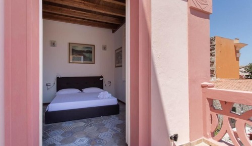 Classic Apartment, 3 Bedrooms, Pets Allowed, City View
