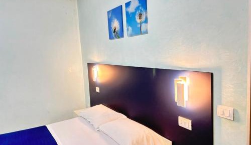 Deluxe One-Bedroom Apartment