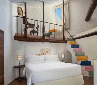 Heritage Suite, king bed, partial Sea View, terrace, original wing