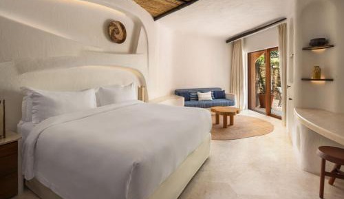 Contemporary Deluxe Suite, king bed, Inner View, terrace