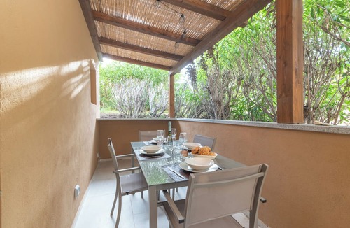 Portisco Apartment | White Sand House