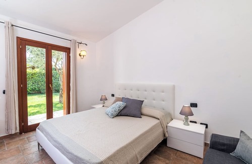 Porto San Paolo House | Holiday Home "Villa Teresa" with Shared Pool, Private Terrace & Air Conditioning