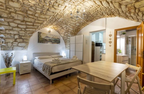 Sassari Apartment | Holiday Home "La Casetta di Pietra" with A/C and Wi-Fi