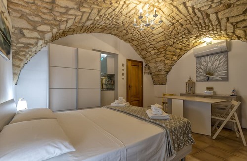 Sassari Apartment | Holiday Home "La Casetta di Pietra" with A/C and Wi-Fi