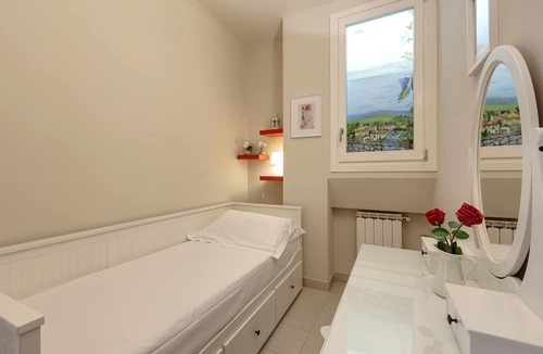 San Lorenzo Apartment | Bright Red Suite, 5 minutes from the Station and the Duomo