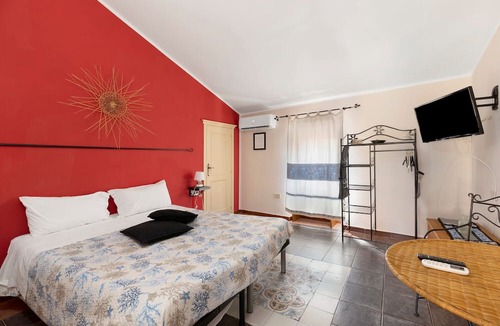 Bosa Historic Centre Apartment | Romeo & Giulietta Rooms: Double Room in Bosa's Historic Center