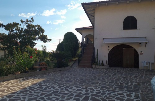 Monteodorisio Villa | Entire Floor in Villa Nicol - Porch and Relaxation Area