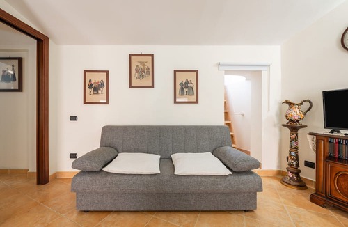 Historic Castle District Apartment | Vico 1° Sulis Apartment 5 with Private Terrace, Wi-Fi and Air Conditioning