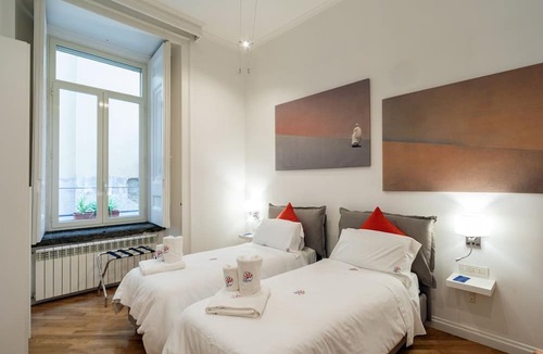 Chiaia Apartment | Warm and welcoming apartment, ideal for families or groups of friends.