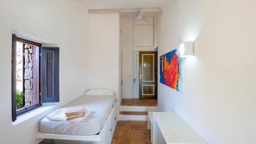 Costa Paradiso Apartment | Designer villa among rocks, art and endless blue