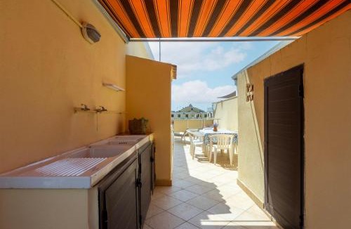 Lido Apartment | Itadhome - Coral Beachside with pool and private parking