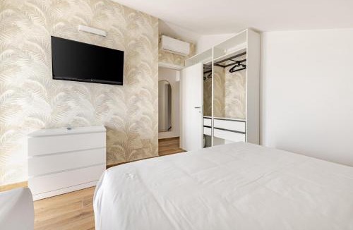 Marano Villa | Villa with 5 Bedrooms and 5 Bathrooms Wi-Fi & Private Parking - P r a t u r e c c i Group