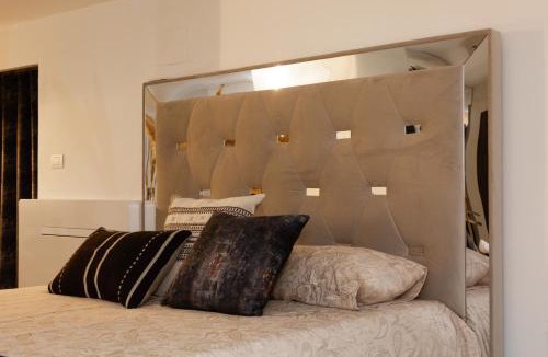 Centro Storico Apartment | LOFT SUITE FEMmE NOIR 'LA REGGIA'