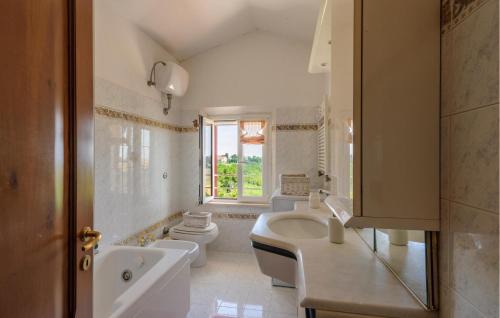 Castel Colonna House | Awesome Home In Castel Colonna Di Mont