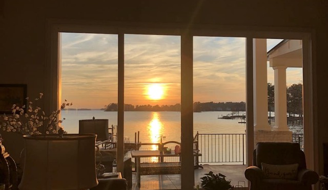 Family House on Lake Murray. 6 bedroom & 6 1/2 bath house with big water view. in Chapin