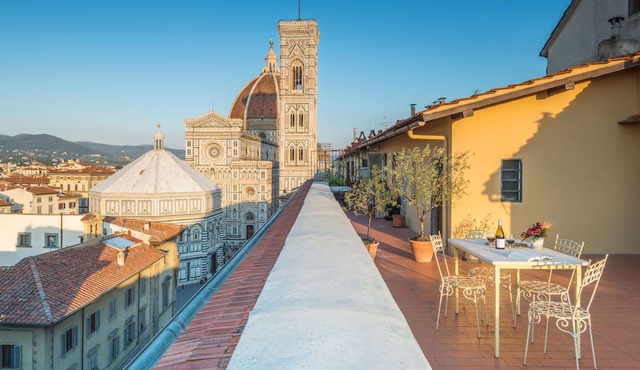 La Culla di Dante Luxury Apartment in front of the Duomo (sleeps 6) in Firenze