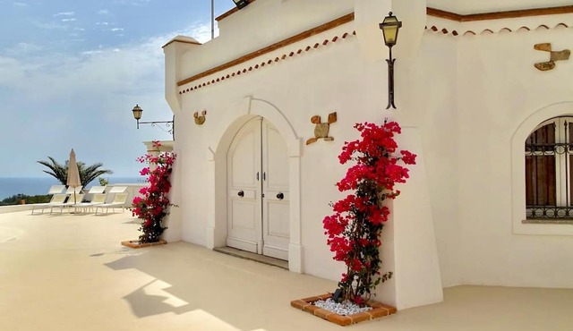 Exclusive luxury villa with pool, sea view
