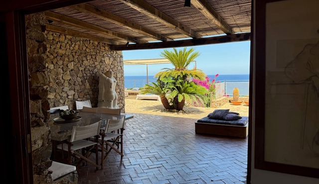 Villa 'Le Palme' with Sea View, Wi-Fi and Air Conditioning