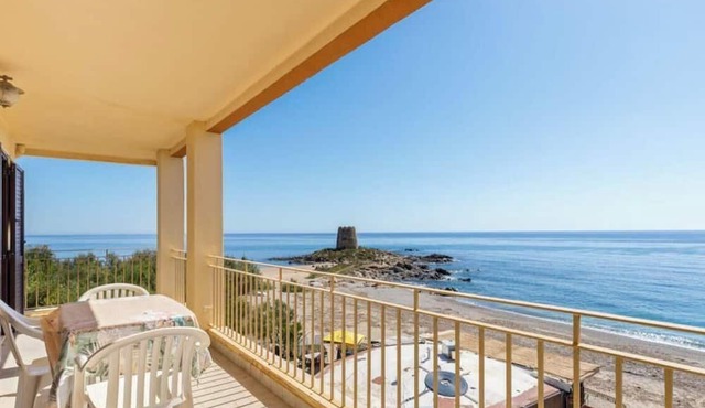 Is Feminas 43 – Seafront stay with direct beach access 🌊☀️