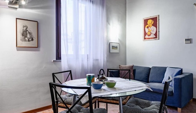 GuestHost - Cozy apartment of about 45 sqm, for up to 4 people, located on the 2nd floor with lift (NOT suitable for disabled people; some steps at the entrance) of a renovated ancient building. The apartment is located in the Piazza Ferrucci/Ponte San N in Firenze