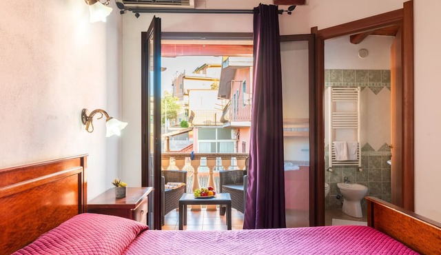 Room 'Girasole' with Balcony, Wi-Fi and Air Conditioning