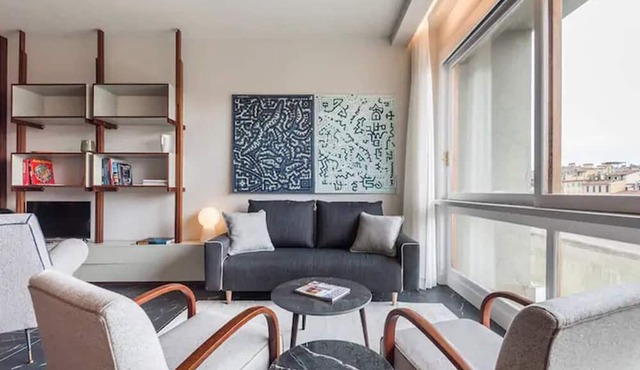 Ponte Vecchio Suite with balcony on Arno river!